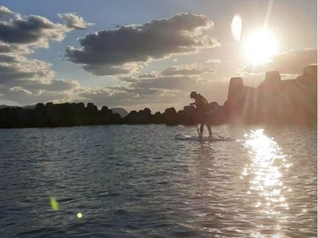夕方の時間から行えば夕陽を見ながらSUPができます。響灘のSUNSETは最高ですよ。