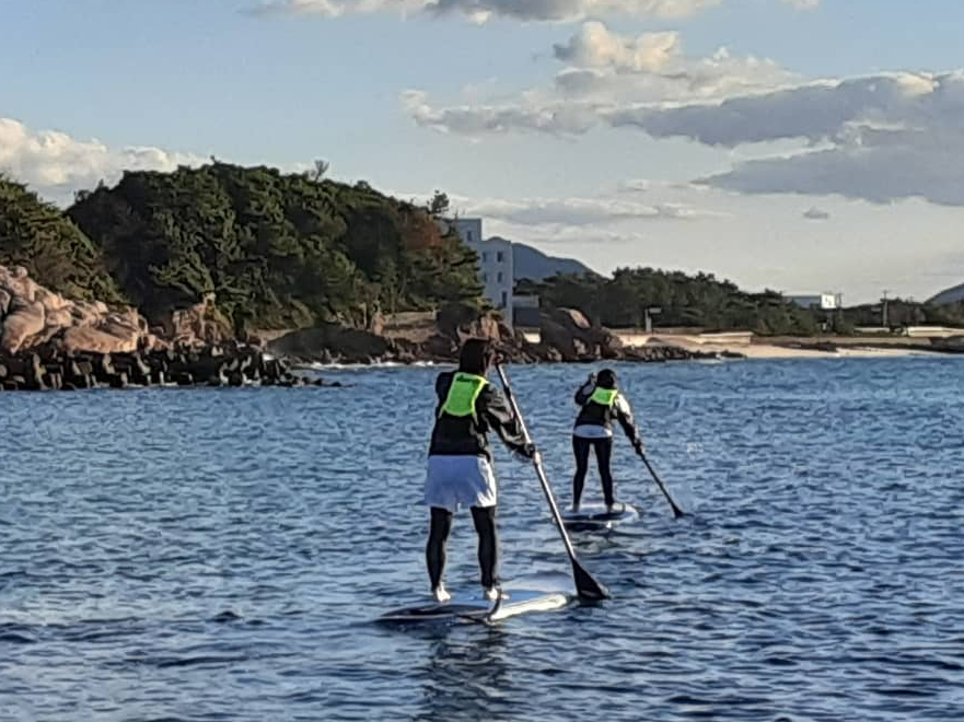 立位で十分に漕ぐ力が付いてきたら、沖に出てみましょう。波や風を少し感じながら海上をゆっくり散策です。普段見れない風景が飛び込んできます。