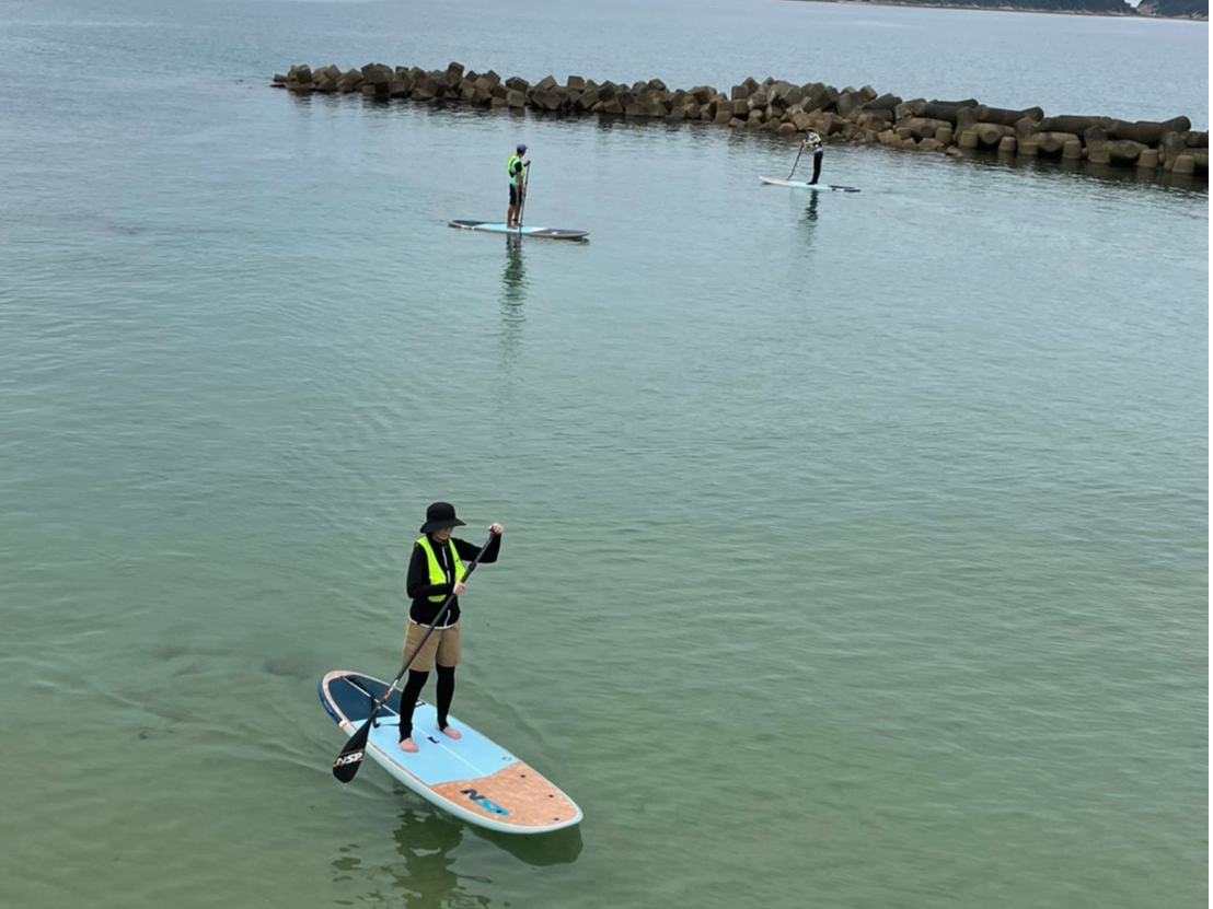 慣れてきたら立位でチャレンジ!最初はテトラポットの内側でやってみますので、波や風の影響は最小限でやり易いです。