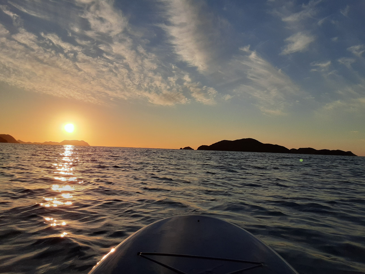 コルトー(厚島)近くに太陽がゆっくり落ちていきます。優雅な時間です。