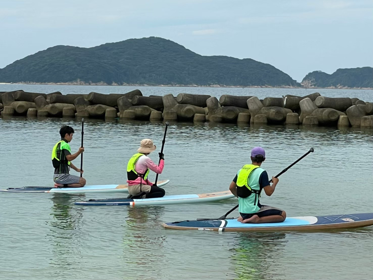 最初は座ってパドリングの練習です。行きたい方向へ進んだり、止まり方や方向の換え方を習得する大事な時間です。