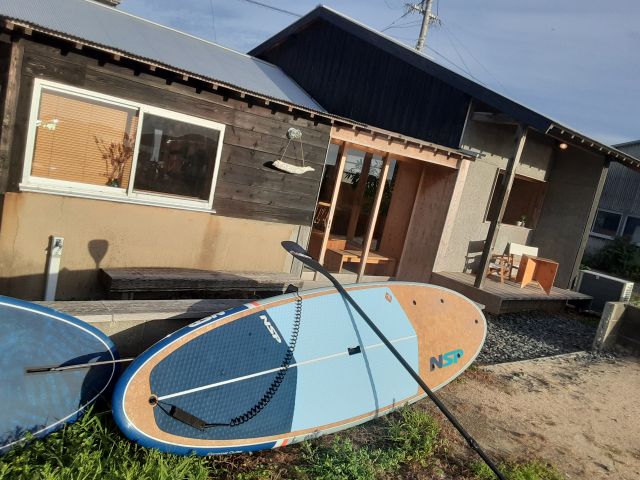 SUPの後はすぐにシャワーできます。お腹が空いたでしょう。着替えたらsig co.カフェで美味しいドリンクやケーキ、カレーも楽しめますよ。