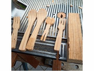 枝や端材を用いて、事前にかたきちおじさんが作りこんで行きます。