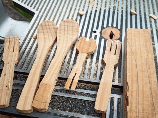 枝や端材を用いて、事前にかたきちおじさんが作りこんで行きます。