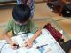 お母さんが後ろで、心配しています。小学生の僕も上手に頑張って描いています。こんなひと時が親子の絆を高めていくのでしょうね!