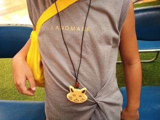 何とも言えない表情を醸し出している猫ちゃんです。世界にたった1つだけのペンダントが完成しました。作者の笑顔もとっても素敵でした。