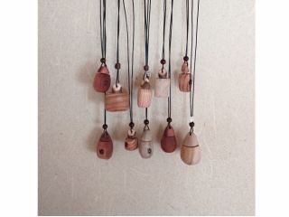 大変申し訳ございませんが、写真では本体と蓋の一体型(しずく型)が写っていますが今回のアロマオイルペンダント作成は枝の蓋(自由型)のみとなっております。