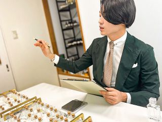 【調香の流れ】@用意されてる資料を見ながら、香水の基本説明を受けます。