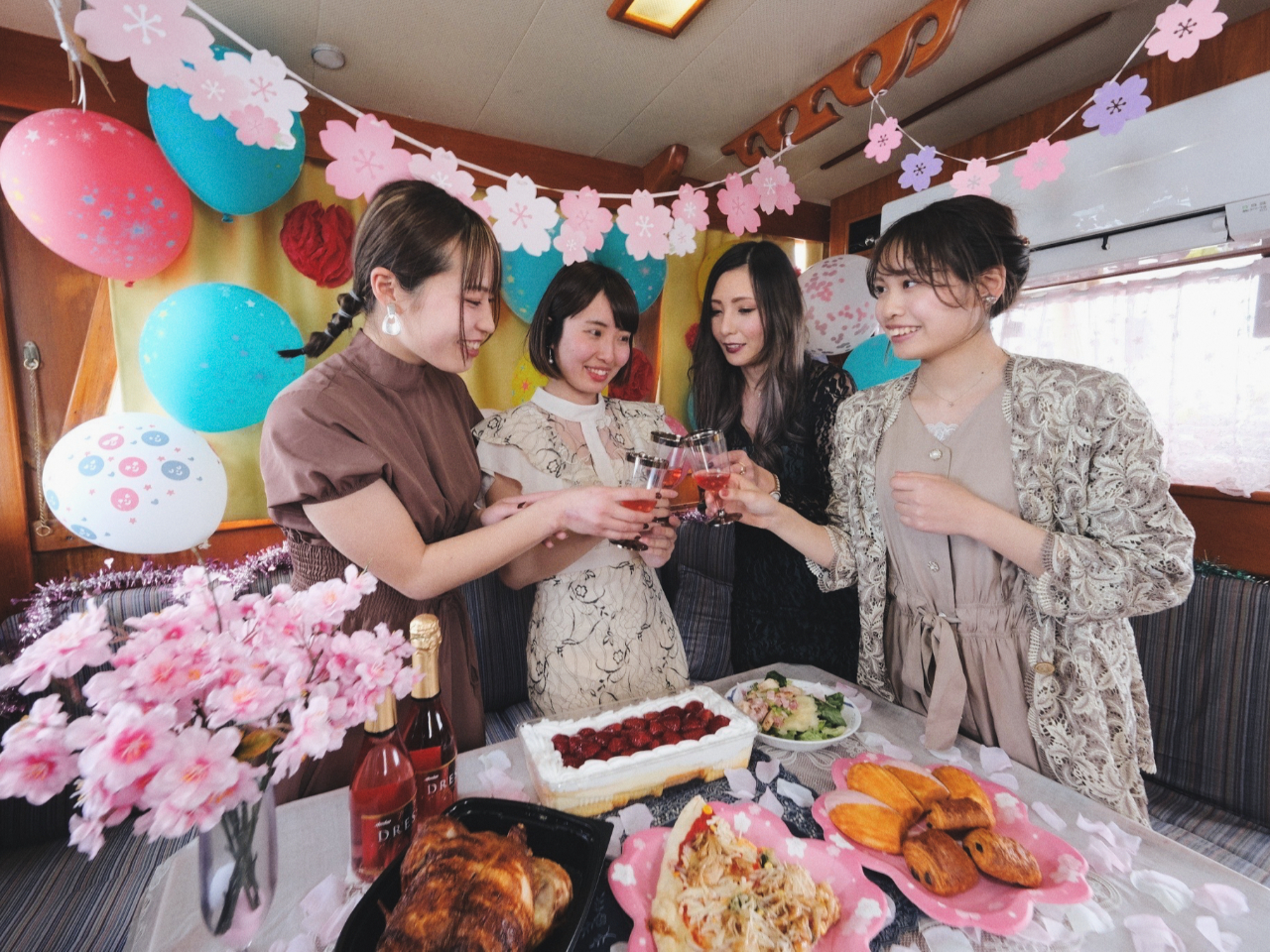 お誕生日会にも！船内への飲食持ち込みOK！エアコン・トイレ・スピーカー・プロジェクター完備