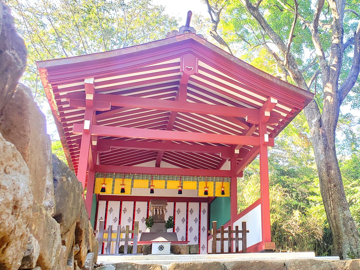 �A�g���G����5���̏��ɗ������A�A�����т̐_�l���J���Ă���{�{�Ђ�����܂��B�������ɓ�l�ł��Q����I�X�X���ł��B