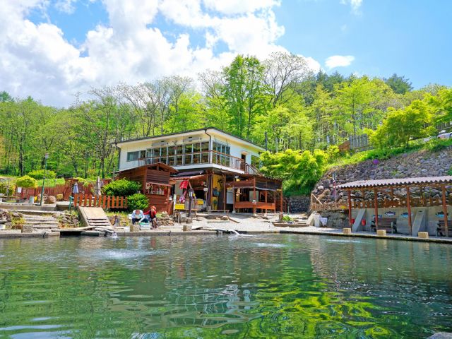 小淵沢の森の中にある小さな釣堀です。自然の中でゆっくり釣りをお楽しみください。