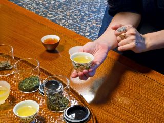 プロのティーソムリエが案内する本格ティーテイスティング体験です。