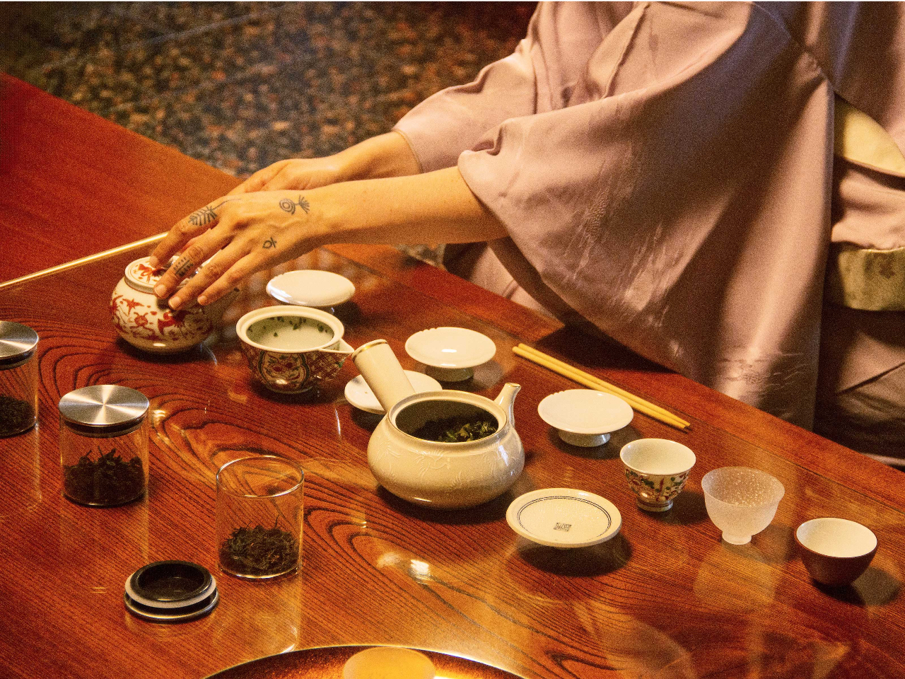 希少な日本茶を3種飲み比べ、各茶種の質感や特徴について詳しく学んでいただけます。