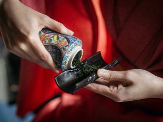 お茶席体験では、高級日本茶をお出しする伝統のお手前をご覧いただけます。