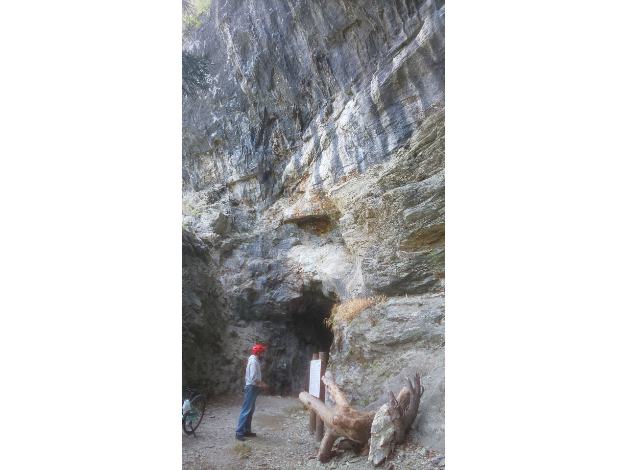 大達原手掘りの隧道 硬い秩父帯の中にある石灰岩体に明治時代、荒くれ人夫が「何寸掘れば何銭」というように日当をもらいトンネルを作った。