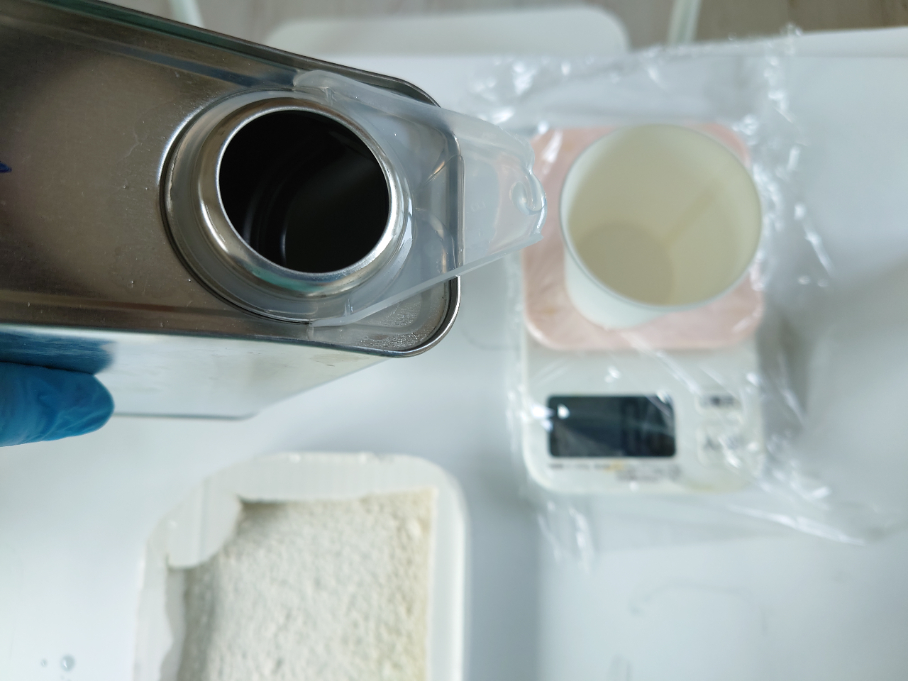 �������^�ɗ����āA�p�[�c�𐬌`����Ƃ��납��͂��߂܂��B