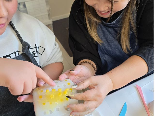 樹脂からパーツを作る工程を体験できるのは、隠れ家教室だけ!(写真はコーンを作っている様子)