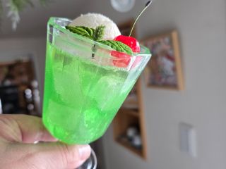 推し色で作ろう。クリームソーダ