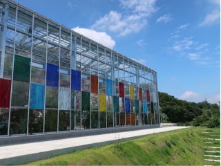 カラーガラスが目印☆ 里山の中の非日常空間「アートギャラリーみたいなタスカケ」