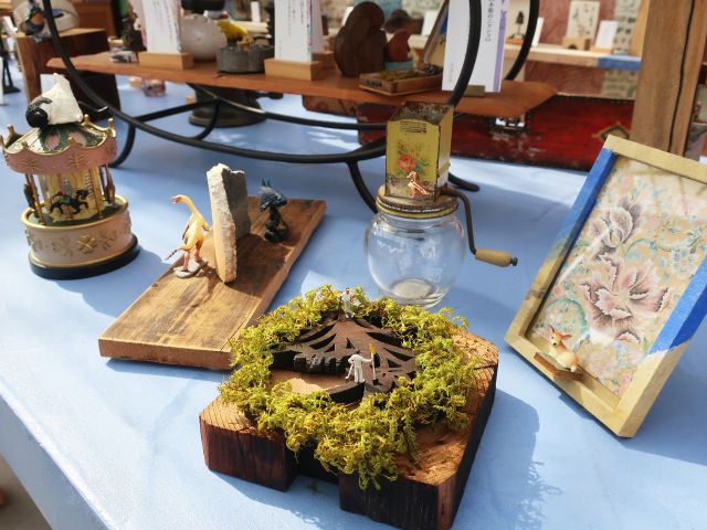 +たす、×かける=タスカケでしか出会えないユーモラスな作品や個性あふれる雑貨達が所狭しと並んでいます。