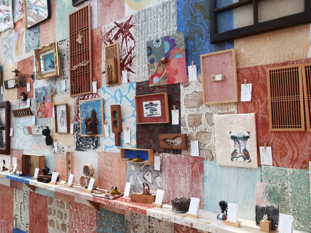 個性的な作品に負けない個性的な壁。アートギャラリーみたいな、タスカケだからいいんです。