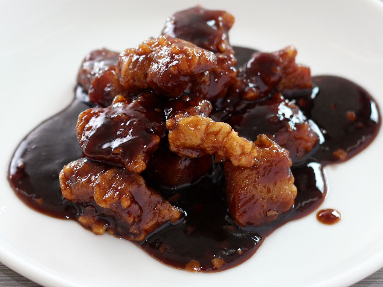 料理長おすすめ『黒酢酢豚』!中国でも有名な 「鎮江香醋(ちんこうこうす)」 を使った香りとコクがクセになる酢豚です。(盛付は変わる場合があります)