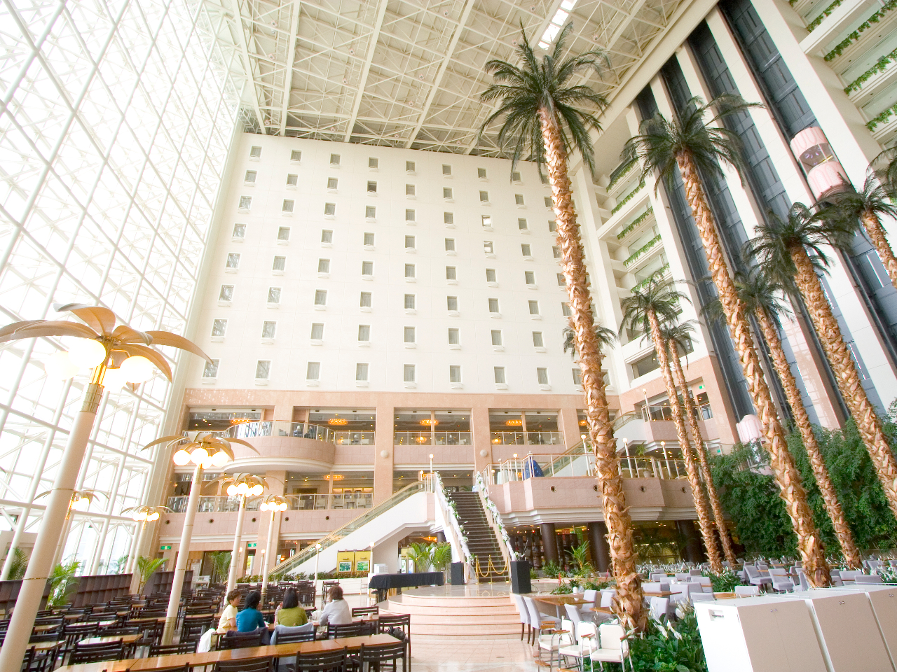 高さ50メートルある吹き抜けのアトリウムでお召し上がり頂けるビュッフェレストランはリゾート感が満載!