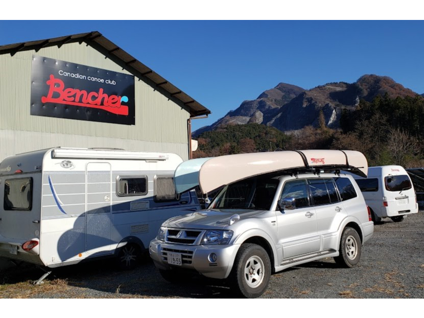 集合場所のカナディアンカヌークラブBencherは、武甲山を見上げる荒川沿いにカヌー艇庫があります!秩父市荒川総合運動公園の目の前なのでクルマでも電車でもOK!