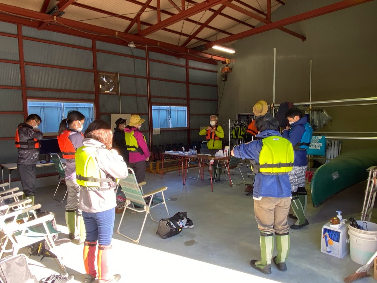 カヌー艇庫でライフジャケットの装着やシングルパドルの漕ぎ方、カヌーの乗り降りの仕方などのレクチャーを受けてから、コミューターまたは自家用車で湖へ出発します!