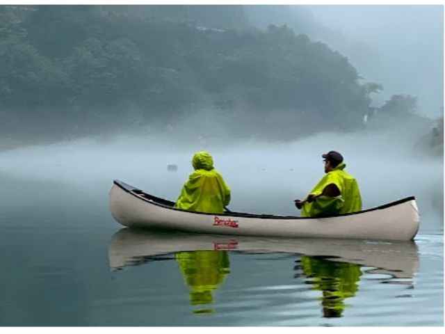 時には秩父さくら湖全体が低い雲に覆われることも。その神秘的な光景の中をカナディアンカヌーで静かに漕ぎ出すと非日常空間を味わうことが出来ます!