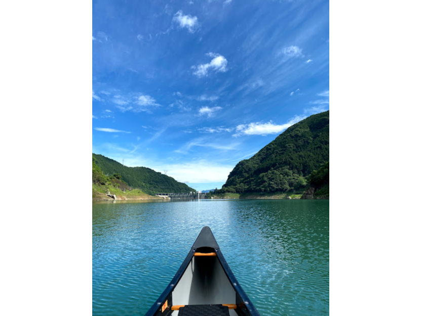 澄み切った青い空と流れる白い雲。心地よい風が頬を撫でるように囁きかけてくれます!