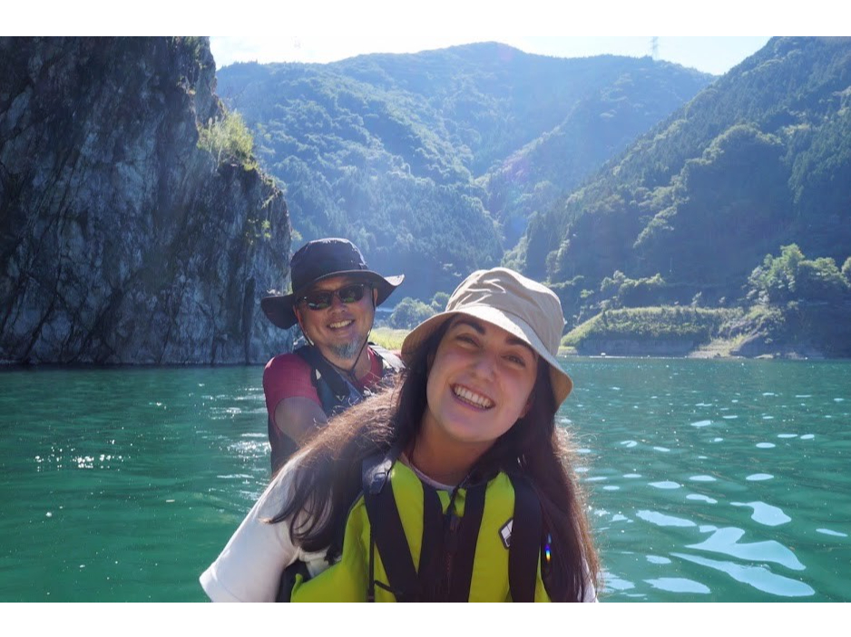 おひとりで参加される場合は、経験豊かなガイドが同乗して舵取りをしますのでご心配なく。