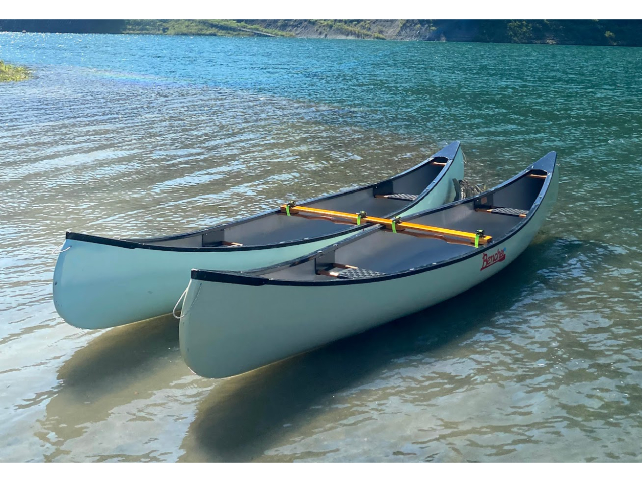 カタマラン艇は、シングル艇2艇を専用のアタッチメントで締結した双胴船となっています。大人最大4名まで、プラスお子様は小学生2名もしくは小学生1名&幼児1名まで。