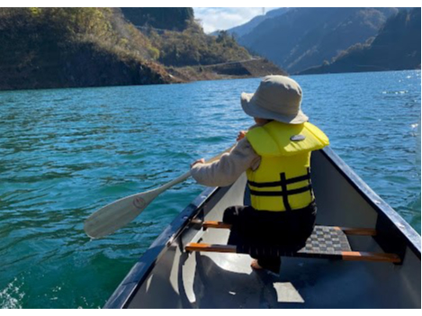 幼児は2歳から乗船できます。お子さま用のライフジャケットやシングルパドルもご用意していますのでご家族みなさんでパドリングを楽しんでいただけます。