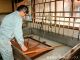 室町時代の大名・大内氏も愛用した徳地和紙。一枚一枚、手しごとで作られています。