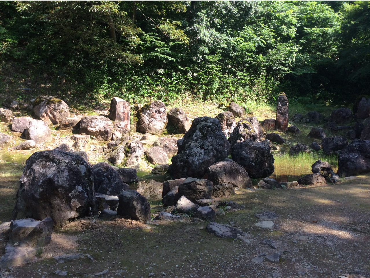 故岡本太郎氏(現代芸術家)も驚嘆したという湯殿跡庭園。造園の書籍には、「日本庭園史上最も迫力に満ちた作品」とある。