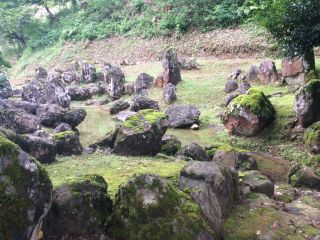 故岡本太郎氏(現代芸術家)も驚嘆したという湯殿跡庭園。造園の書籍には、「日本庭園史上最も迫力に満ちた作品」とある。