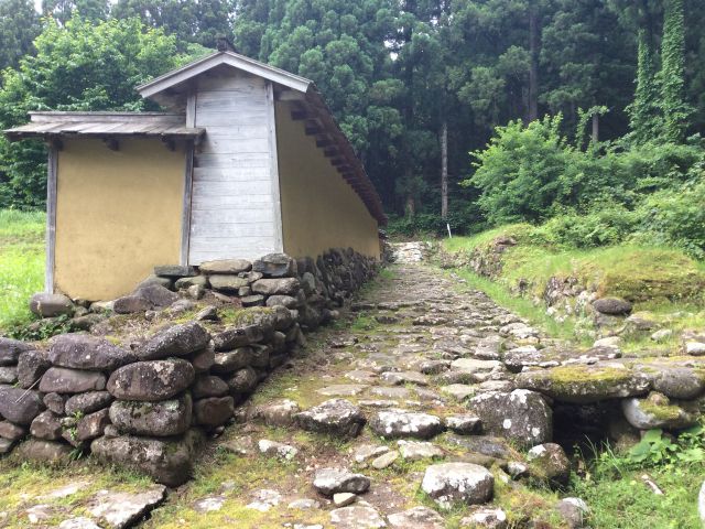 実は境内以外には遺跡もあります(※カート進入不可)。