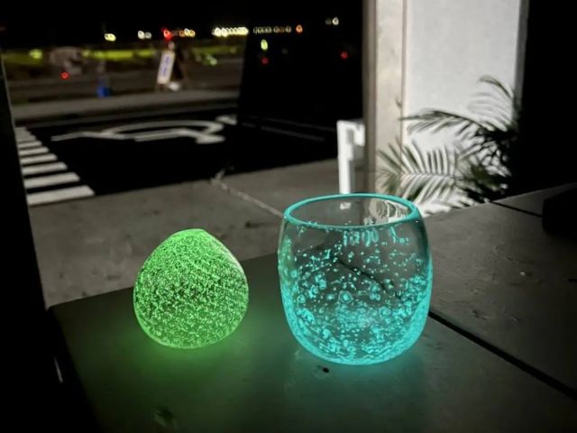 当店オリジナル蓄光石(暗闇になると幻想的な光を放ちます)。吹きガラス体験では、基本料金+500円でおつけすること可能です♪