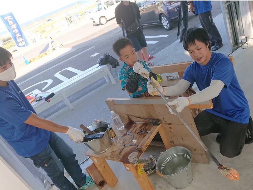 小さなお子さんでも、優しい職人さんが全力でサポートいたしますので、ご安心を♪ 吹きから、形整えてまで全ての工程体験可能です。是非当店でオリジナル作品を♪天気がい