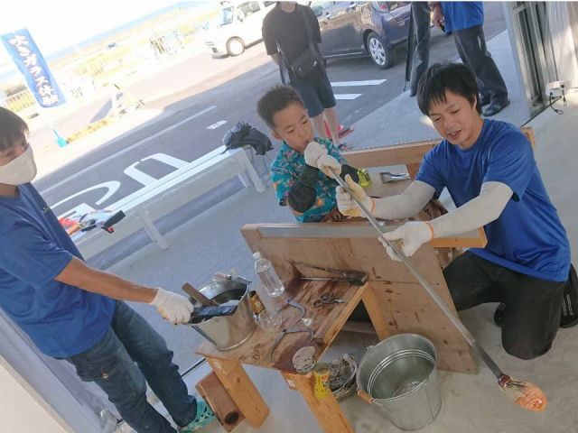 小さなお子さんでも、優しい職人さんが全力でサポートいたしますので、ご安心を♪ 吹きから、形整えてまで全ての工程体験可能です。是非当店でオリジナル作品を♪天気がい