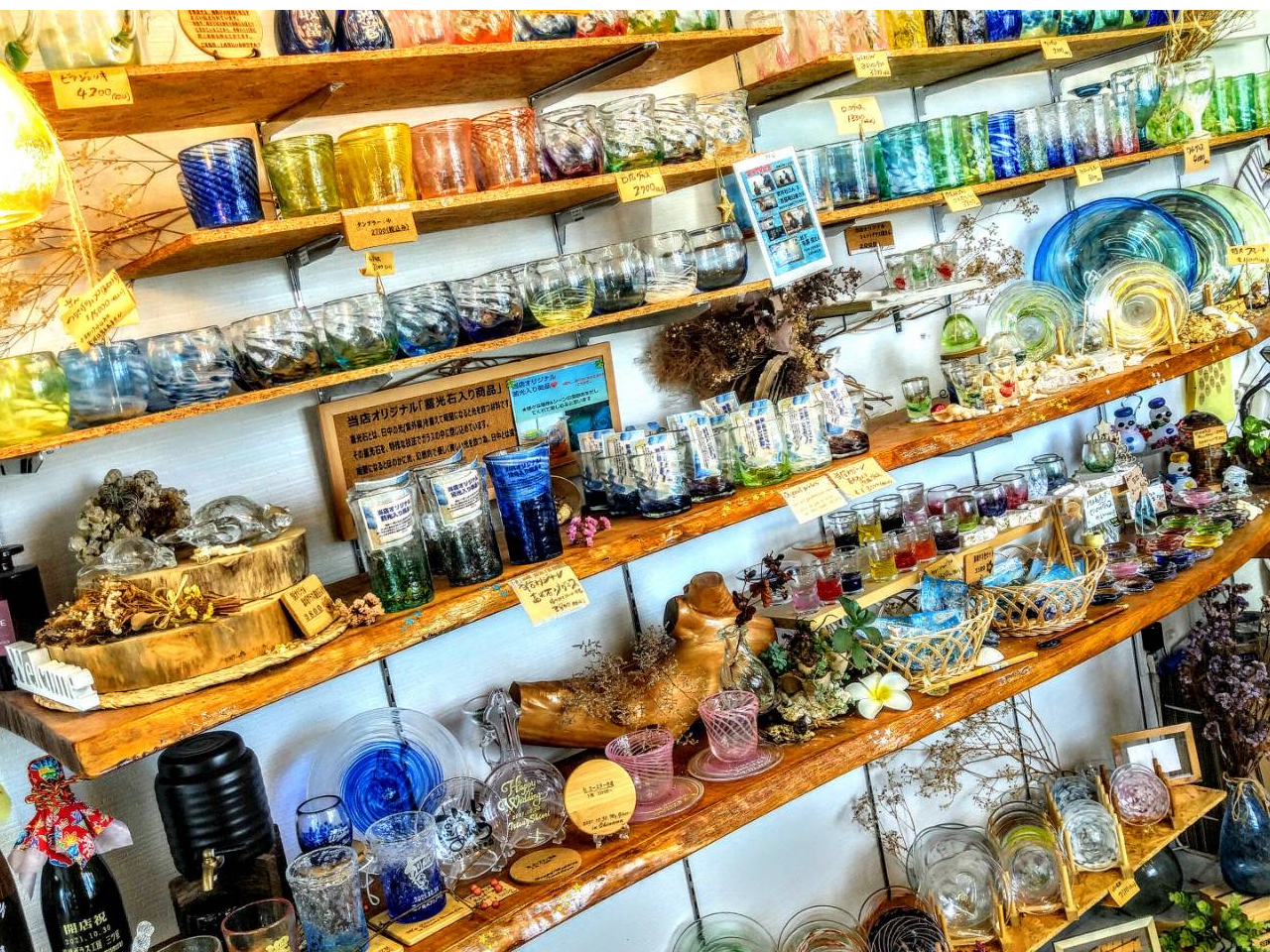 店内にて、琉球ガラス販売もしております。尚、レーザー彫刻も対応可能。オーダーも随時受け付けております、