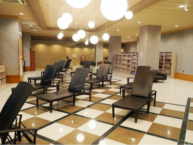 漫画・雑誌を豊富に取りそろえた休憩スペースでゆっくりお過ごしください♪