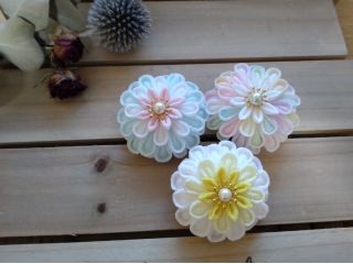 丸つまみで作る半クスです。つまみ細工初めての方でもお作りいただけます。