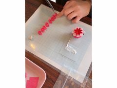 ピンセットとボンドで作るつまみ細工です。