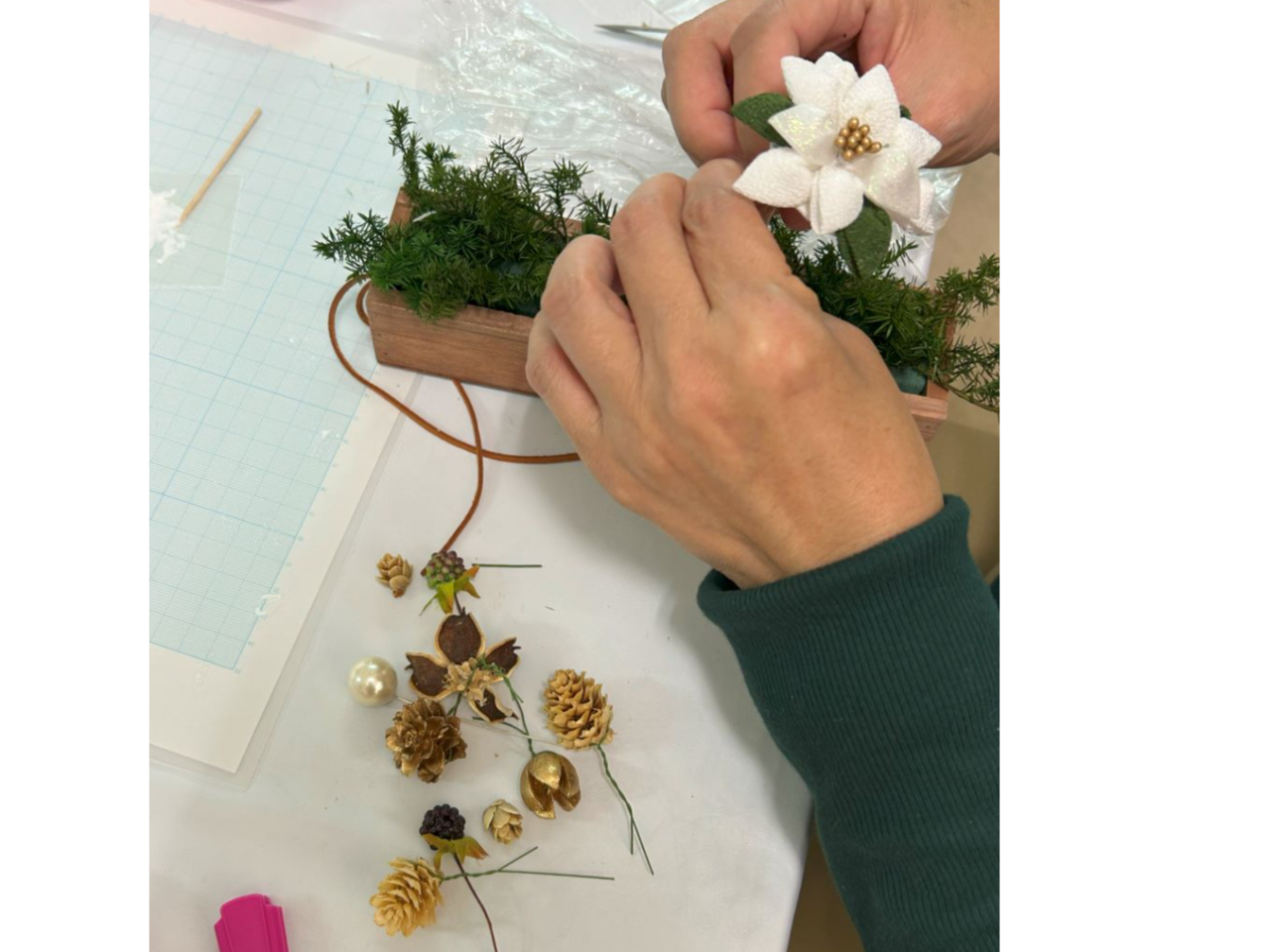 ピンセットで布をつまんで形にしていきます。針や糸は使用しません。