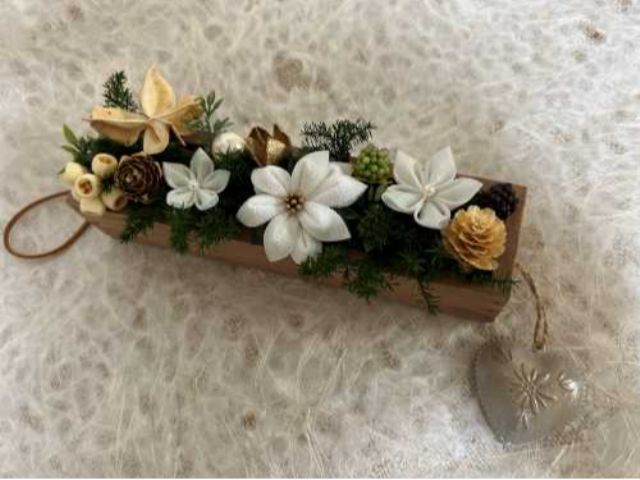 つまみ細工の基本的なつまみ方で作ることが出来ますので初心者の方でも作れます。