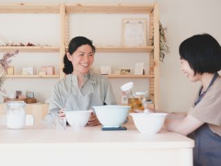 明るいラボで自然を眺めながら、ゆったりとした時間をお過ごしください。