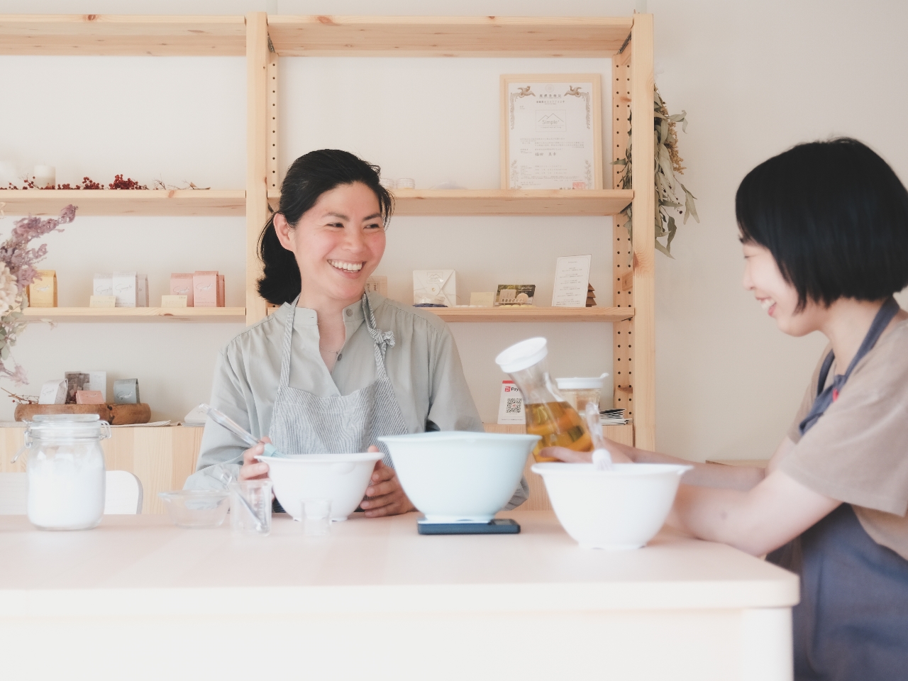 明るいラボで自然を眺めながら、ゆったりとした時間をお過ごしください。