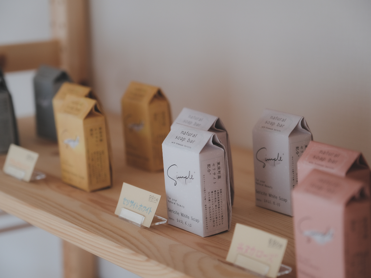 ラボでは地元の素材を使った石鹸等の販売もしています。